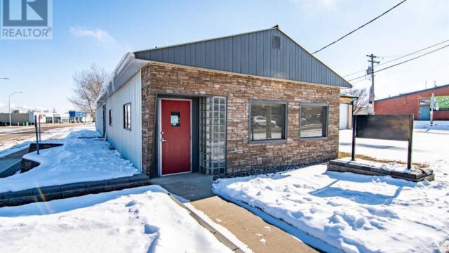 Freestanding commercial mix building situated in the heart of Innisfail